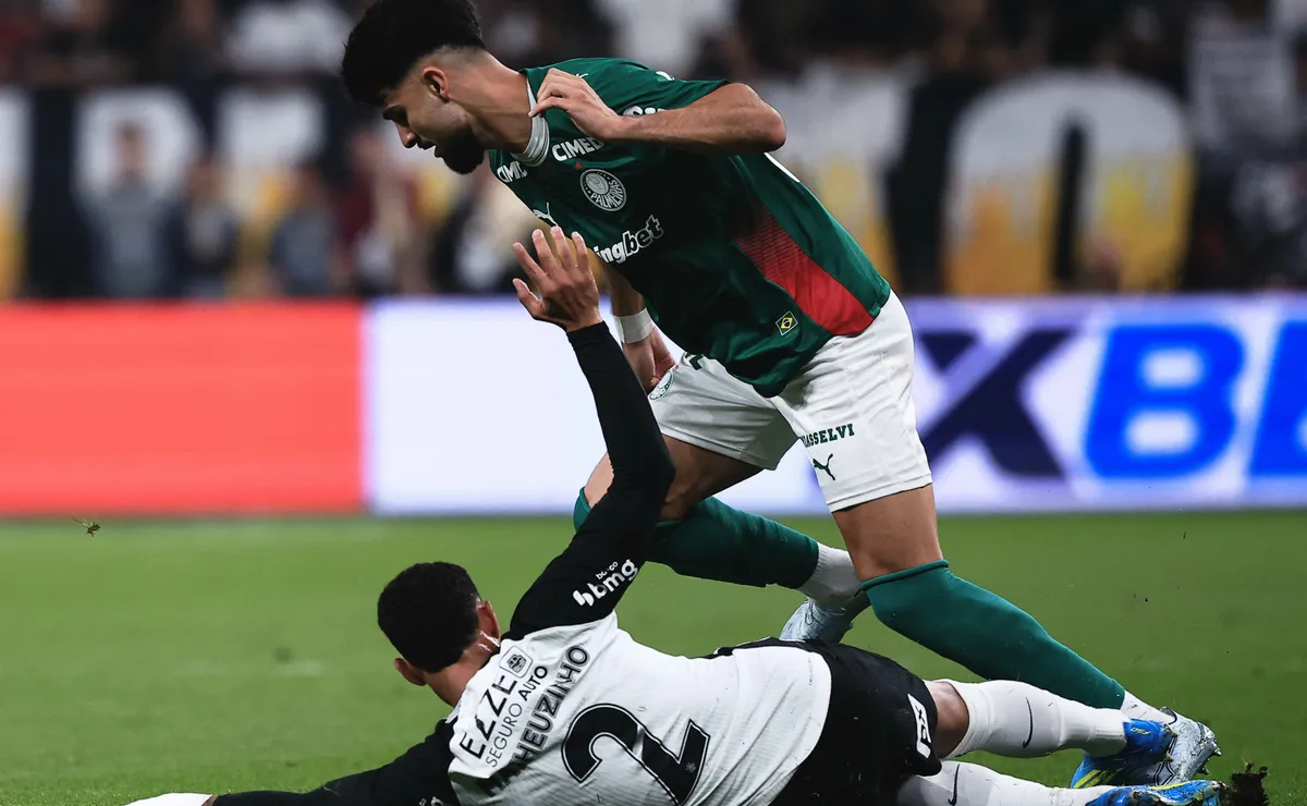 Torcedores disparam críticas após entrada em Flaco López ignorada pela arbitragem em Corinthians x Palmeiras