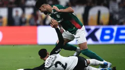 Matheuzinho do Corinthians disputa lance com Flaco López do Palmeiras. Foto: Ettore Chiereguini/AGIF