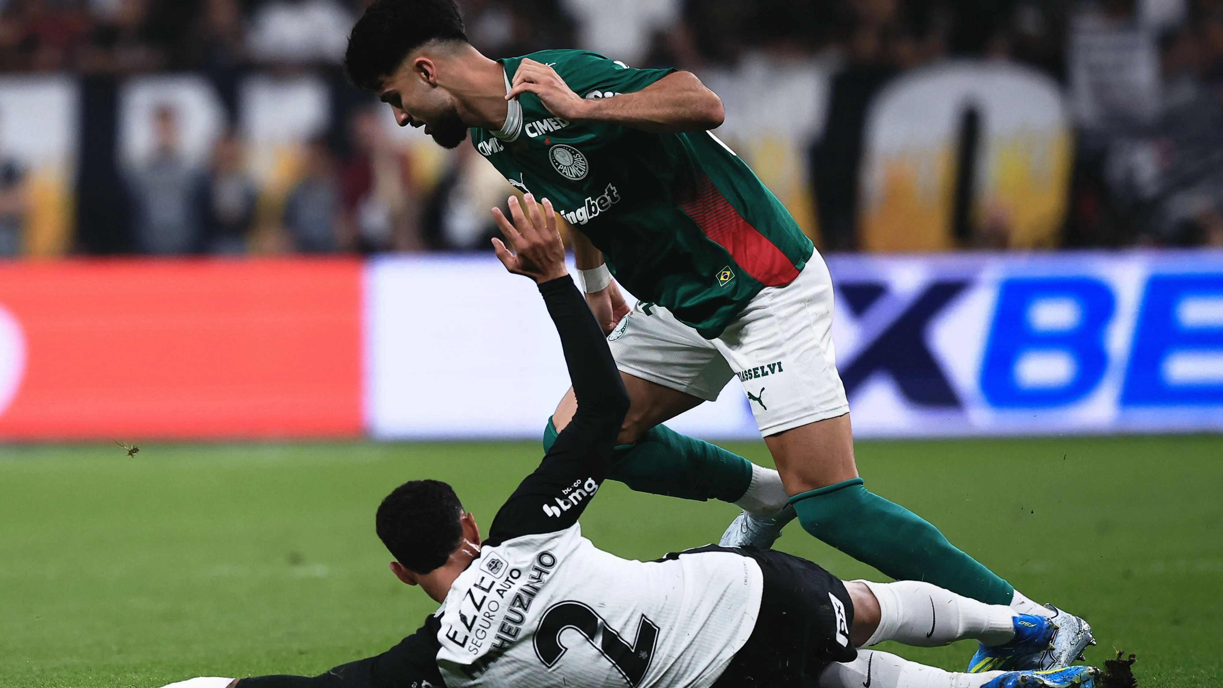Matheuzinho do Corinthians disputa lance com Flaco López do Palmeiras. Foto: Ettore Chiereguini/AGIF