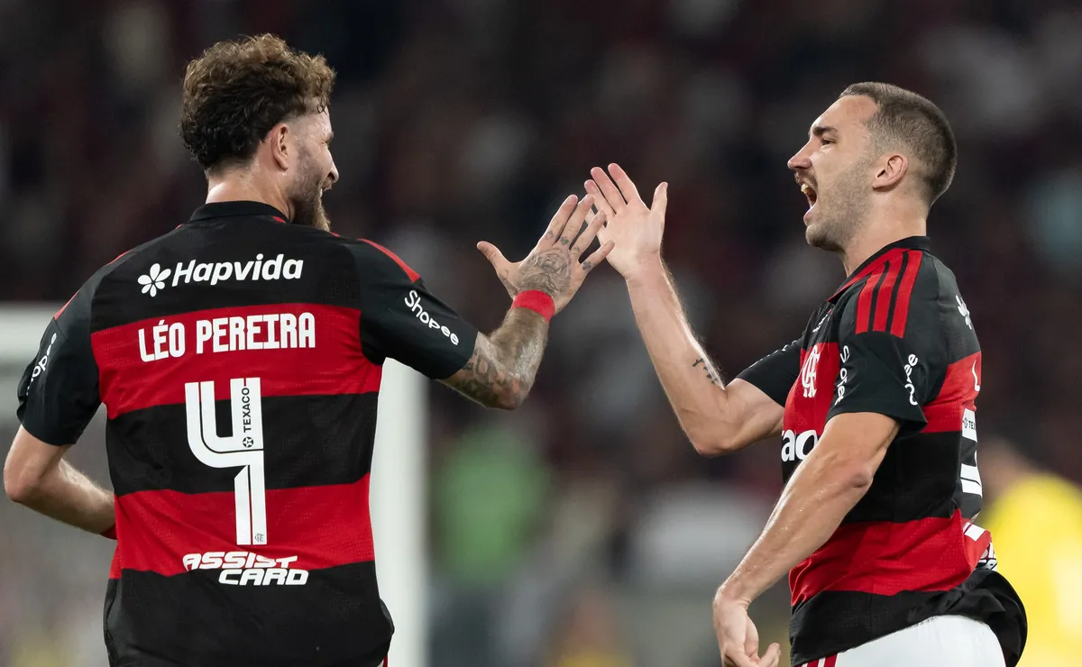 Léo Pereira chama atenção de Léo Ortiz na orientação da defesa em Fluminense x Flamengo