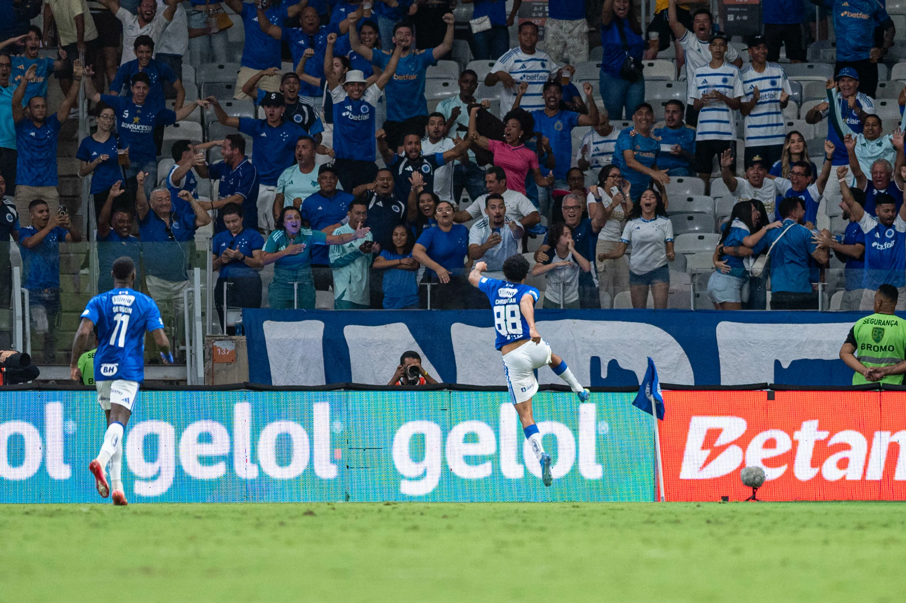 Cristian jogador do Cruzeiro comemora seu gol durante partida contra o Bragantino no estadio Mineirao pelo campeonato Brasileiro A 2026. Foto: Alessandra Torres/AGIF