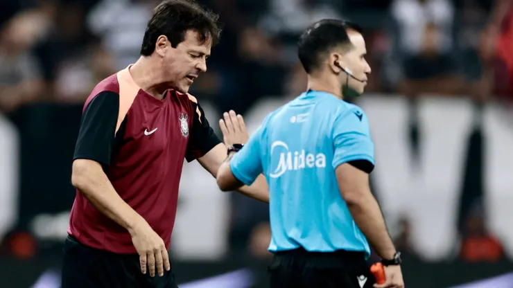 Fernando Diniz, técnico do Corinthians durante partida contra o Palmeiras no estadio Arena Corinthians pelo campeonato Brasileiro A 2026. Foto: Marcello Zambrana/AGIF