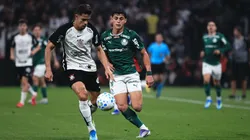 SP - SAO PAULO - 12/04/2026 - BRASILEIRO A 2026, CORINTHIANS X PALMEIRAS - Gabriel Paulista jogador do Corinthians disputa lance com Sosa jogador do Palmeiras durante partida no estadio Arena Corinthians pelo campeonato Brasileiro A 2026. Foto: Ettore Chiereguini/AGIF