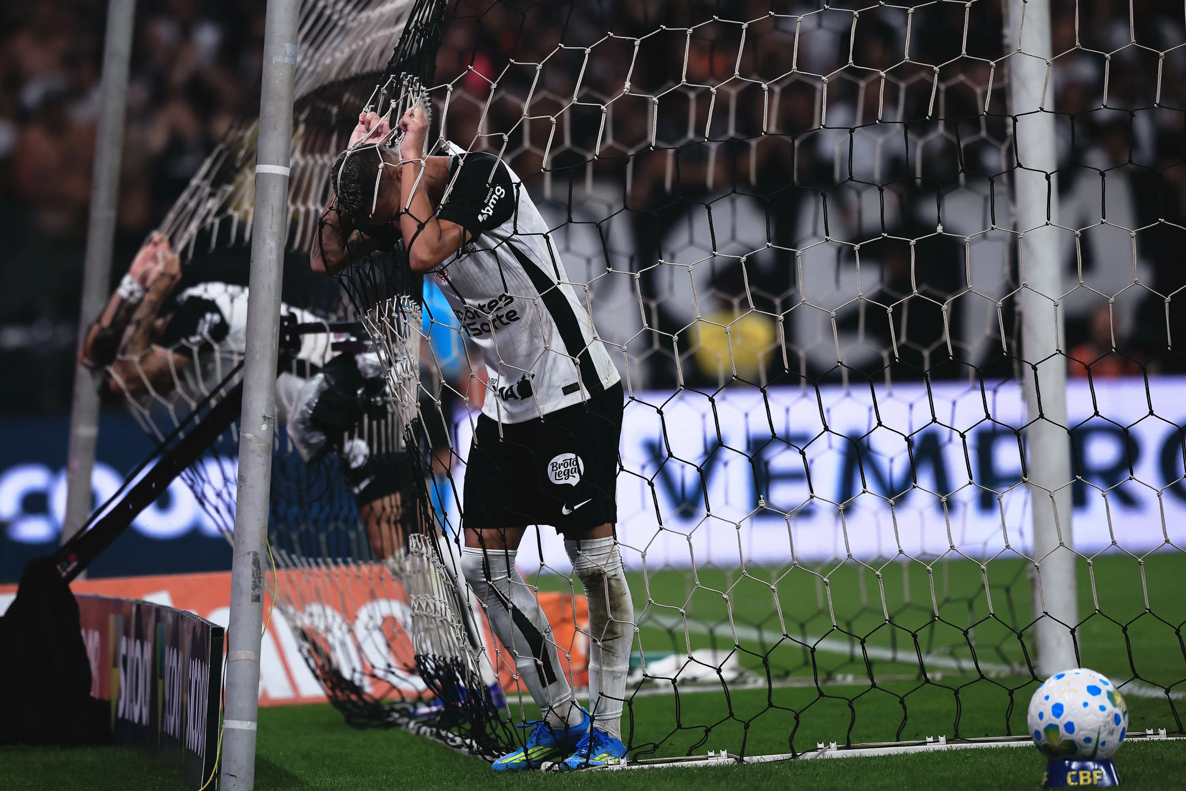 SP – SAO PAULO – 12/04/2026 – BRASILEIRO A 2026, CORINTHIANS X PALMEIRAS – Kayke e Yuri Alberto jogadores do Corinthians lamentam durante partida contra o Palmeiras no estadio Arena Corinthians pelo campeonato Brasileiro A 2026. Foto: Ettore Chiereguini/AGIF
