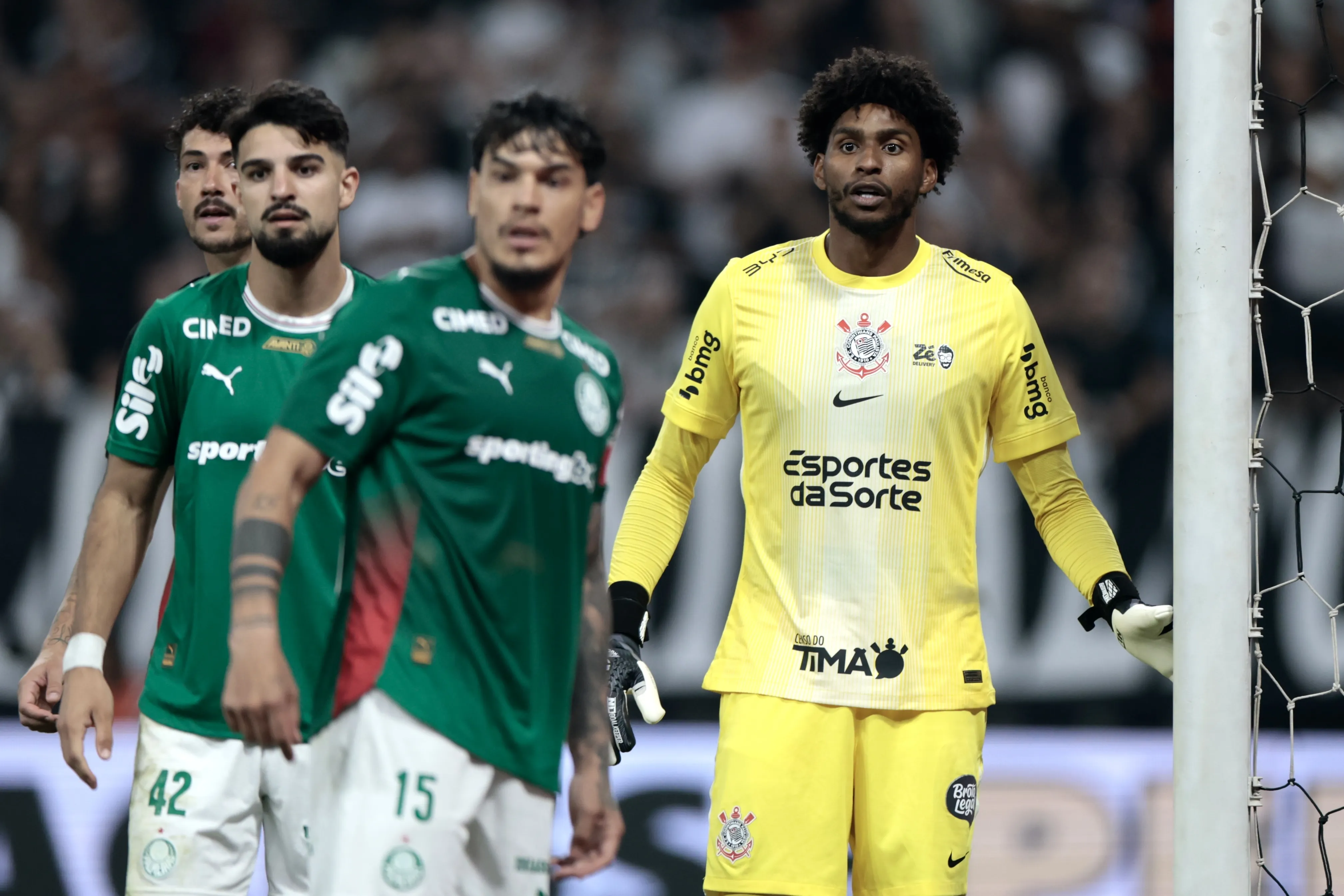 Hugo Souza goleiro do Corinthians durante partida contra o Palmeiras no estadio Arena Corinthians pelo campeonato Brasileiro A 2026. Foto: Marcello Zambrana/AGIF