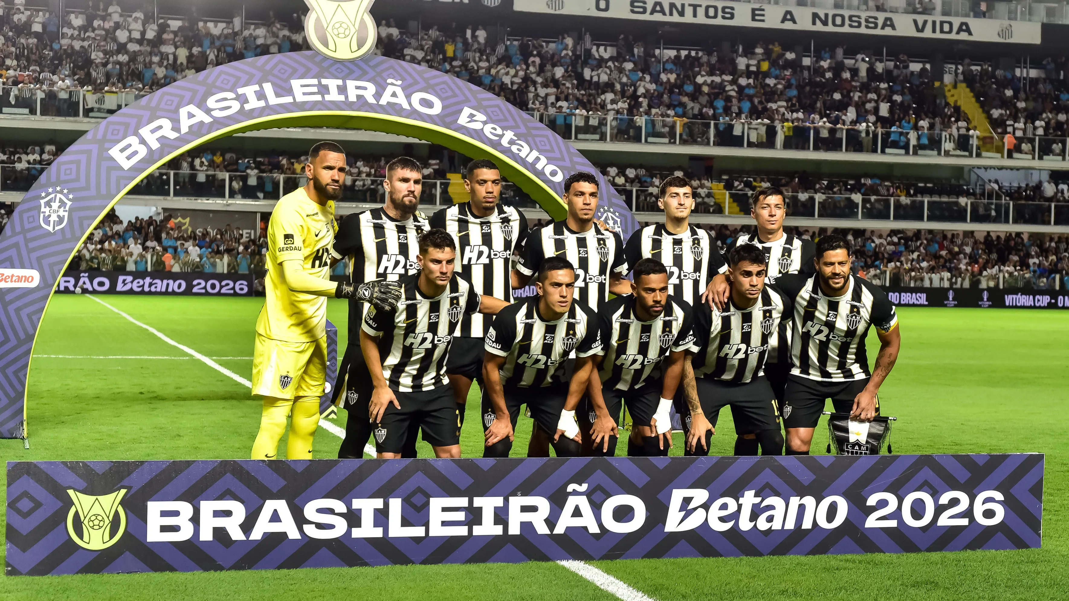 Jogadores do Atletico-MG posam para foto antes na partida contra Santos no estadio Vila Belmiro pelo campeonato Brasileiro A 2026. Foto: Jota Erre/AGIF