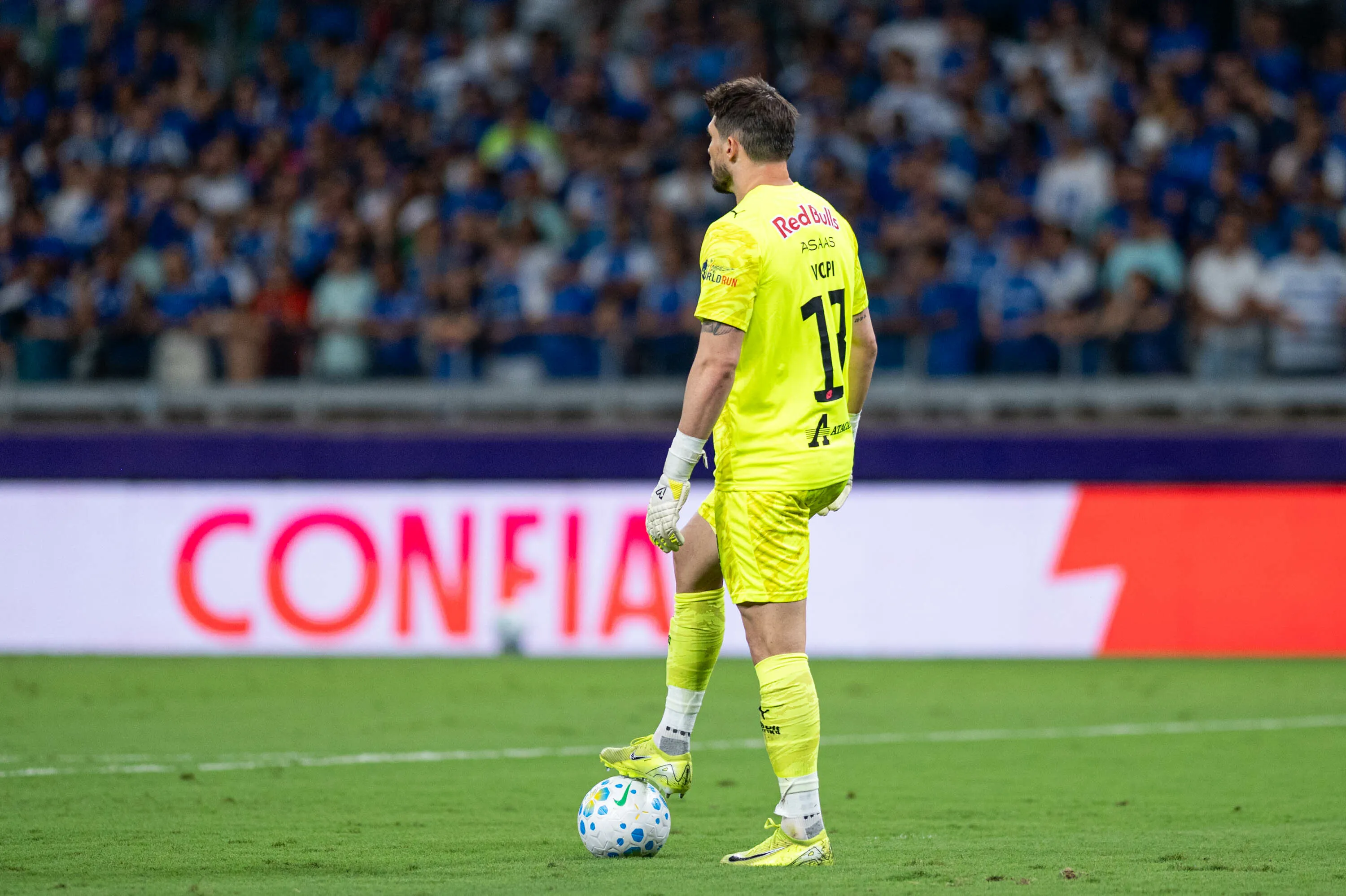 Thiago Volpi goleiro do Bragantino durante partida contra o Cruzeiro no estadio Mineirao pelo campeonato Brasileiro A 2026. Foto: Alessandra Torres/AGIF