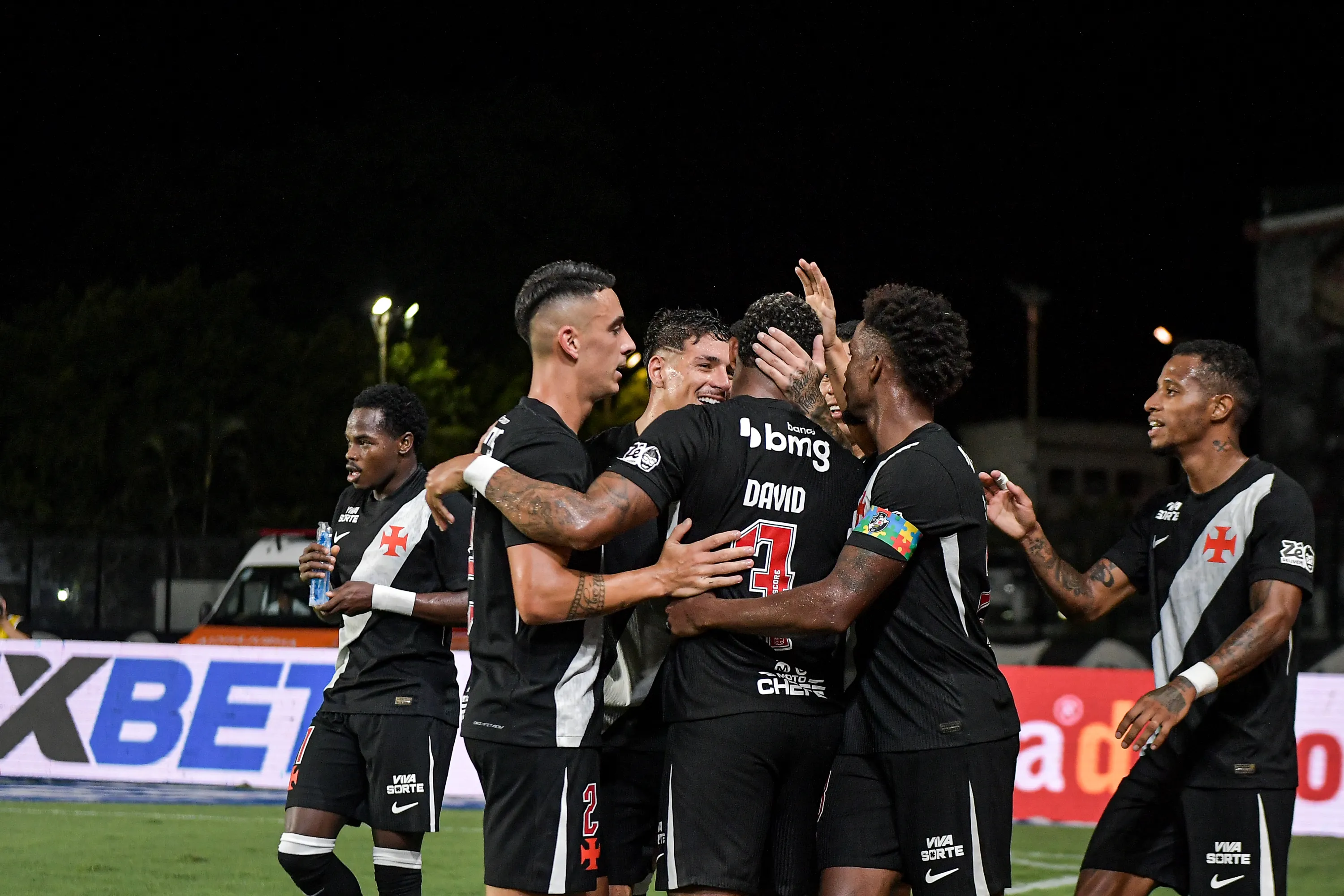 Jogador do Vasco comemora seu gol com jogadores do seu time durante partida contra o Botafogo no estadio Sao Januario pelo campeonato Brasileiro A 2026. Foto: Thiago Ribeiro/AGIF