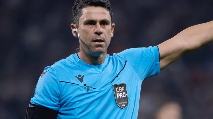 Flávio Rodrigues de Souza foi o árbitro da partida do clássico.