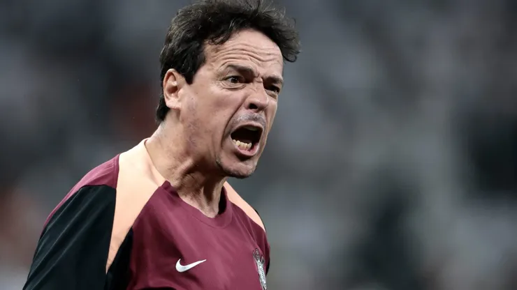 Fernando Diniz no comando do Corinthians.
