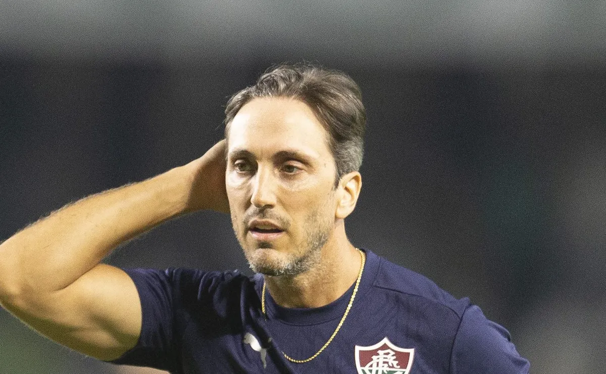 Zubeldía foge do clubismo e rasga elogios a Pedro, do Flamengo: “Quantos atacantes finalizam daquele jeito?”