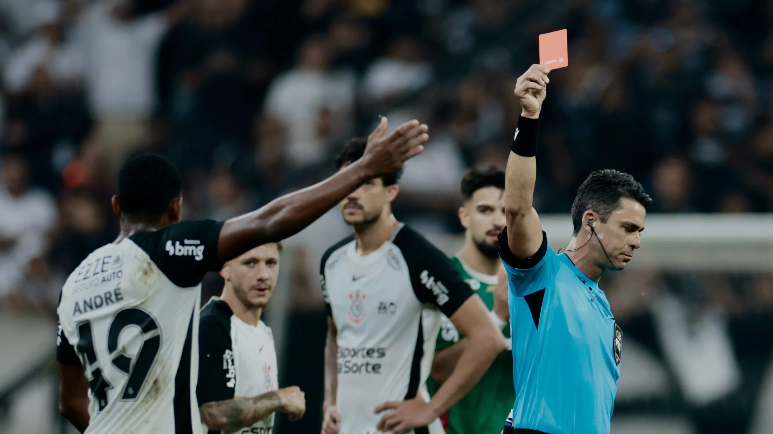 André recebeu vermelho direto - Foto: Marcello Zambrana/AGIF.