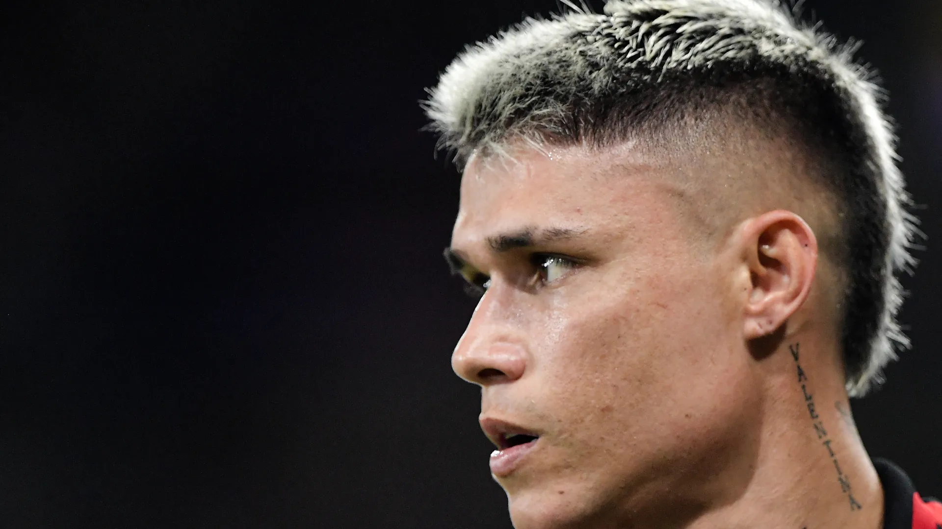 Luiz Araújo busca retomar a titularidade no Flamengo – Foto: Thiago Ribeiro/AGIF