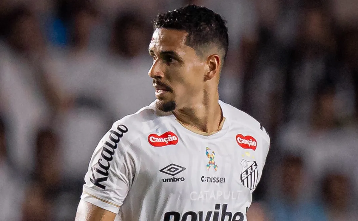 Lucas Veríssimo deve ser poupado no Santos contra o Recoleta e Cuca pode fazer mudanças