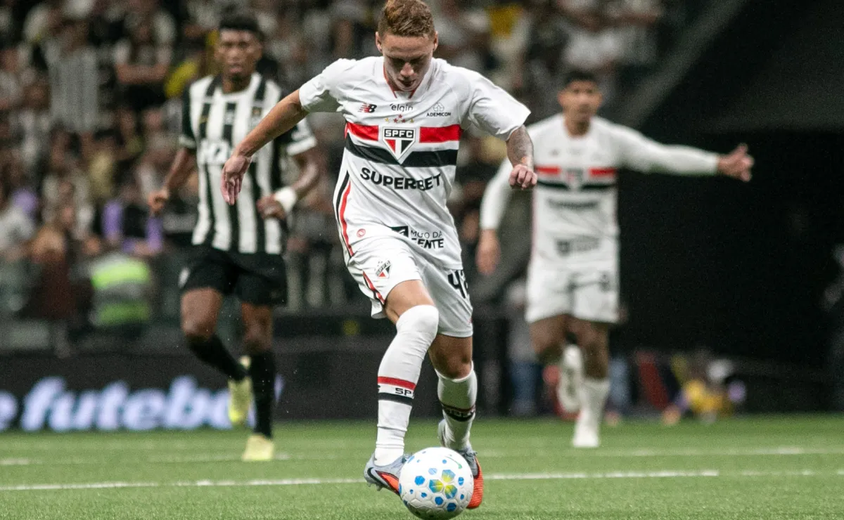Maik perde espaço no São Paulo, Cédric Soares ganha força e saída entra no radar