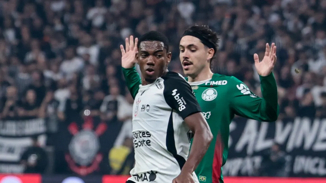 Foto: Marcello Zambrana/AGIF – André em disputa de bola com Maurício, do Palmeiras.