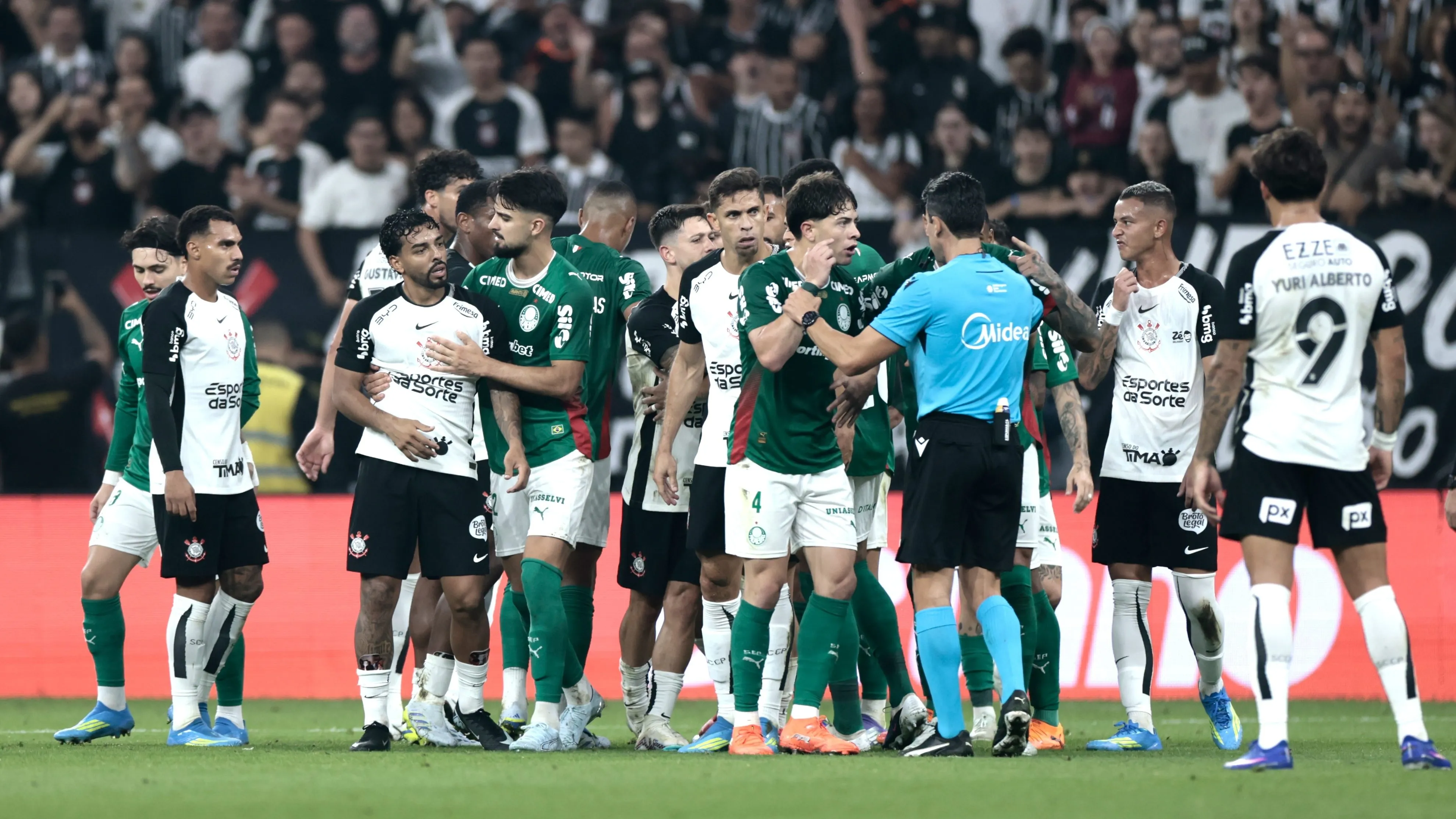 Tumulto entre jogadores do Corinthians e jogadores do Palmeiras durante partida no estadio Arena Corinthians pelo campeonato Brasileiro A 2026. Foto: Marcello Zambrana/AGIF