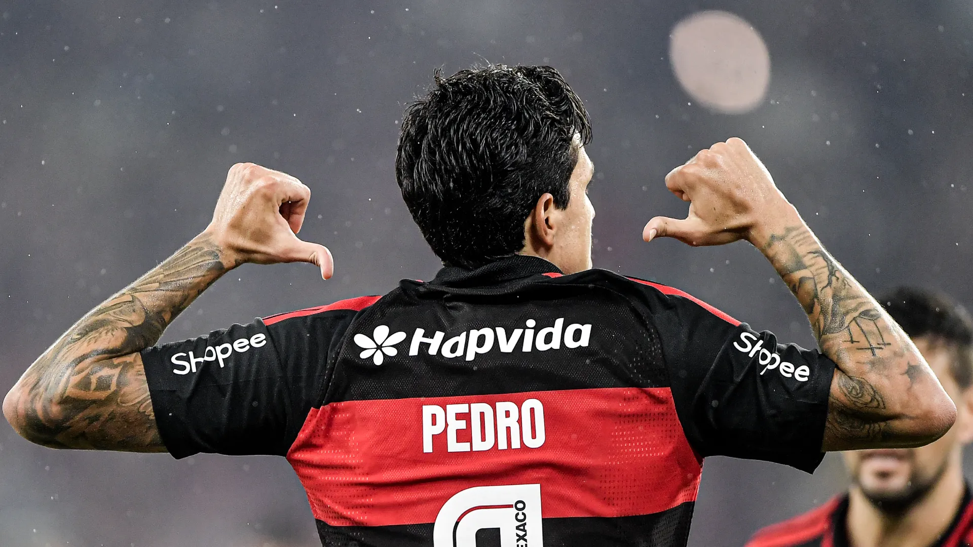 Pedro comemorando pelo Flamengo no Maracanã – Foto: Thiago Ribeiro/AGIF