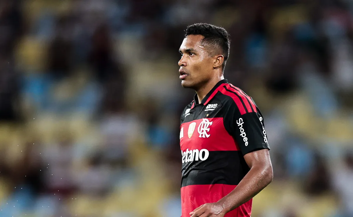 Flamengo quer renovar com Alex Sandro, mas aposentadoria vira entrave e decisão fica aberta