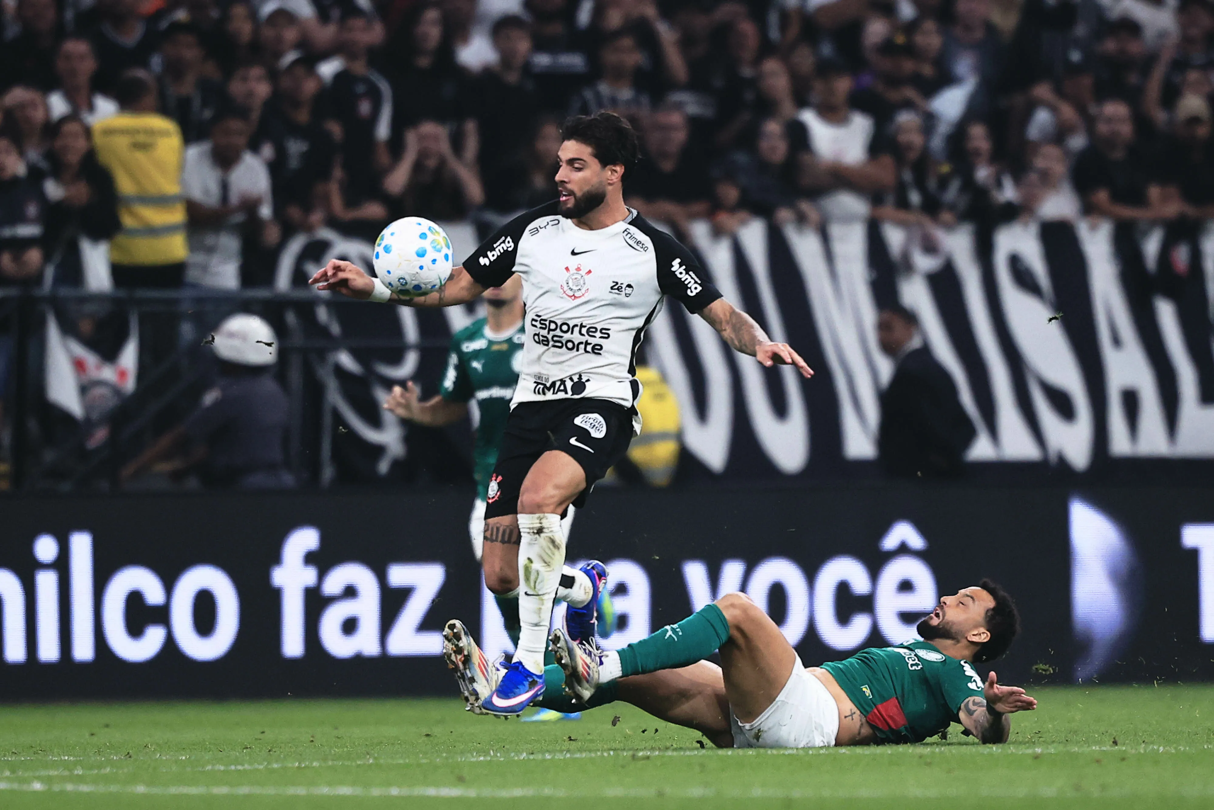 Felipe perdeu bola para Yuri Alberto no fim do clássico que quase deu vitória ao Corinthians, mesmo com dois jogadores a menos – Foto: Ettore Chiereguini/AGIF