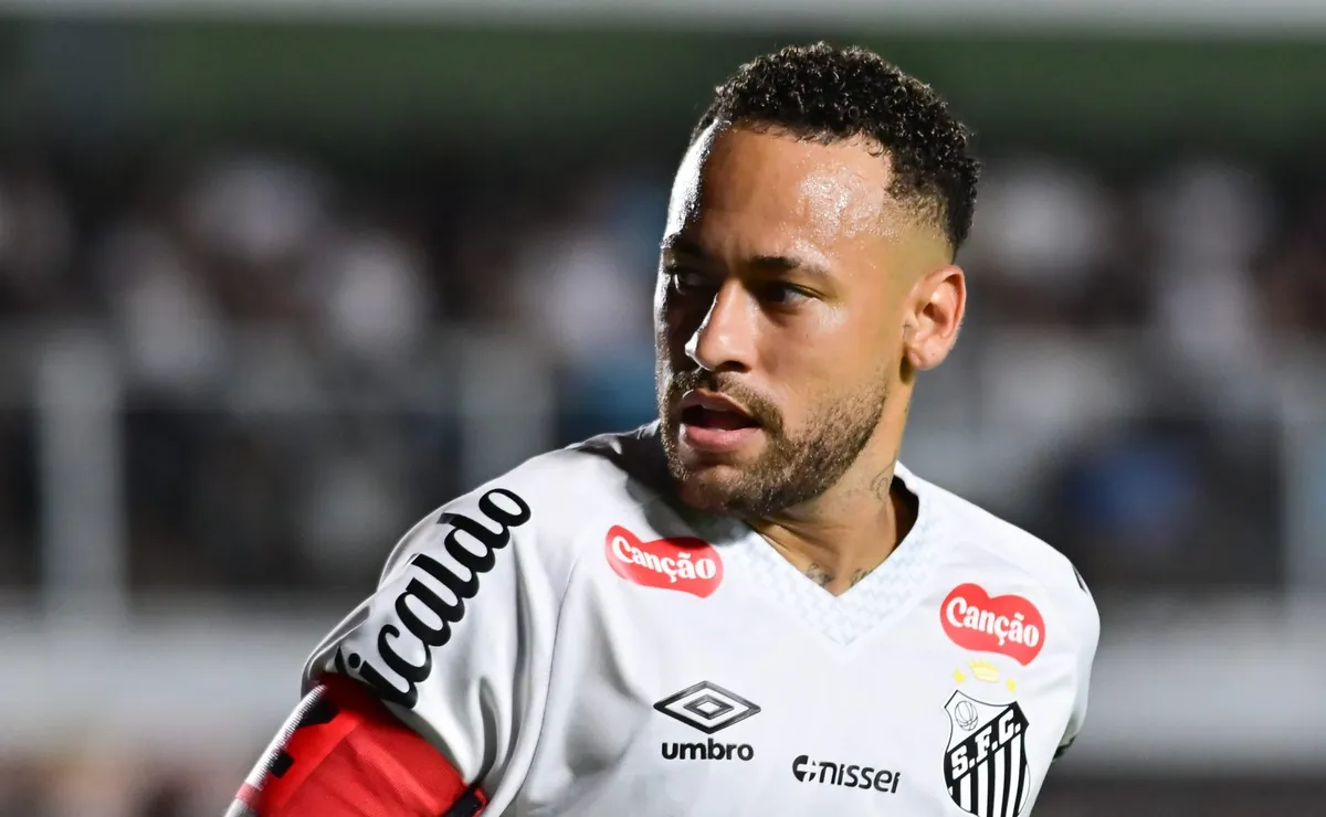 Neymar discute com torcedores após vexame do Santos na Vila Belmiro: “Eu sou mimado?”