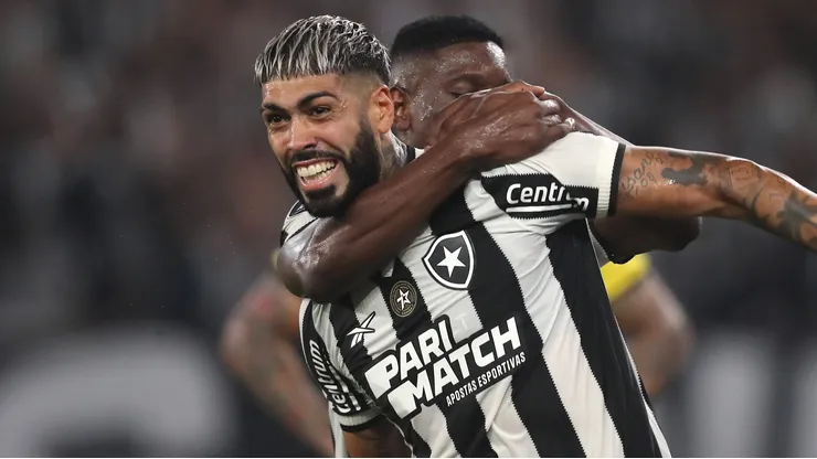 Zagueiro tem o futuro incerto - Foto: Wagner Meier/Getty Images.