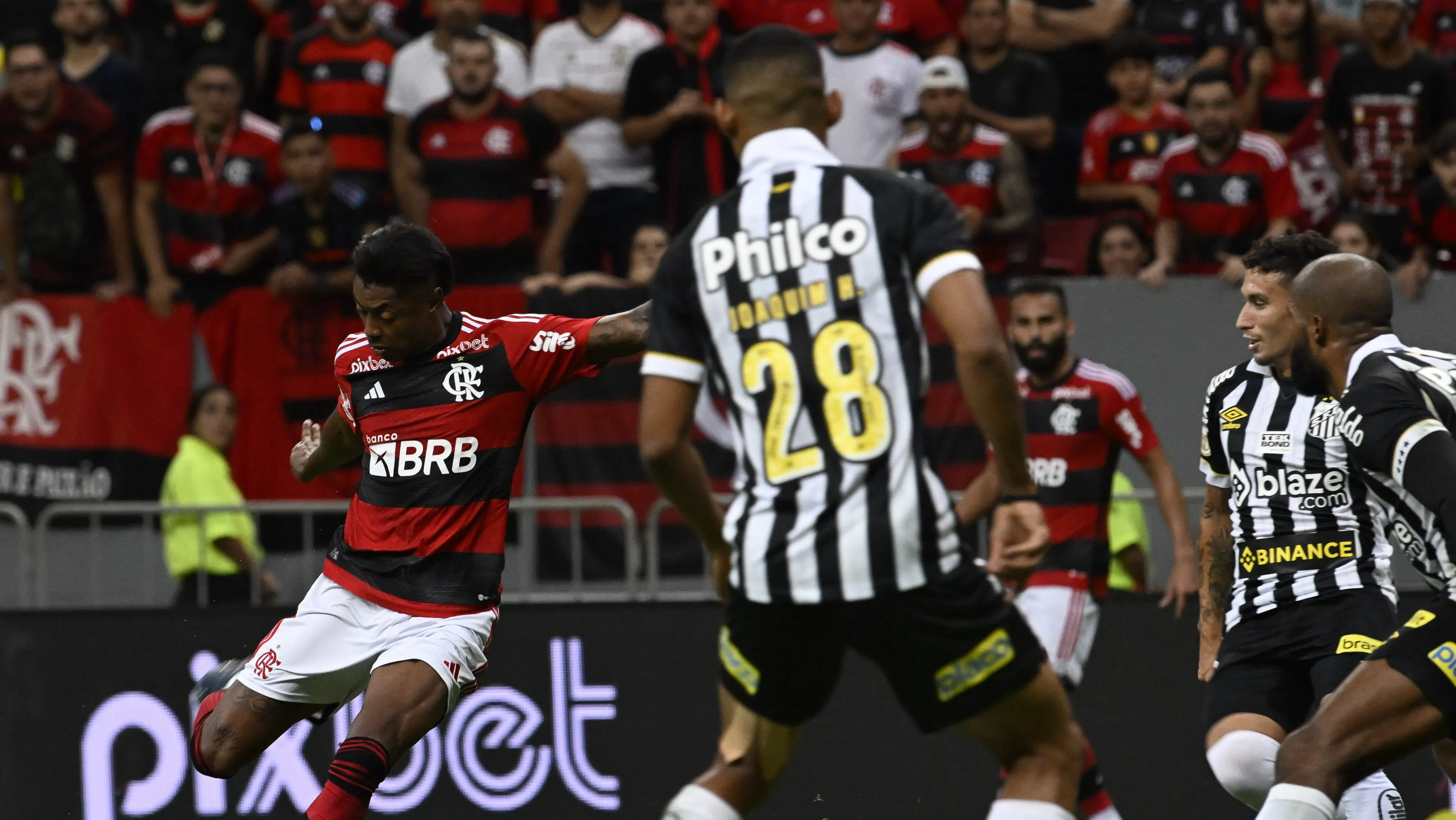 Foto: Mateus Bonomi/AGIF – Bruno Henrique durante partida no Mané Garrincha.