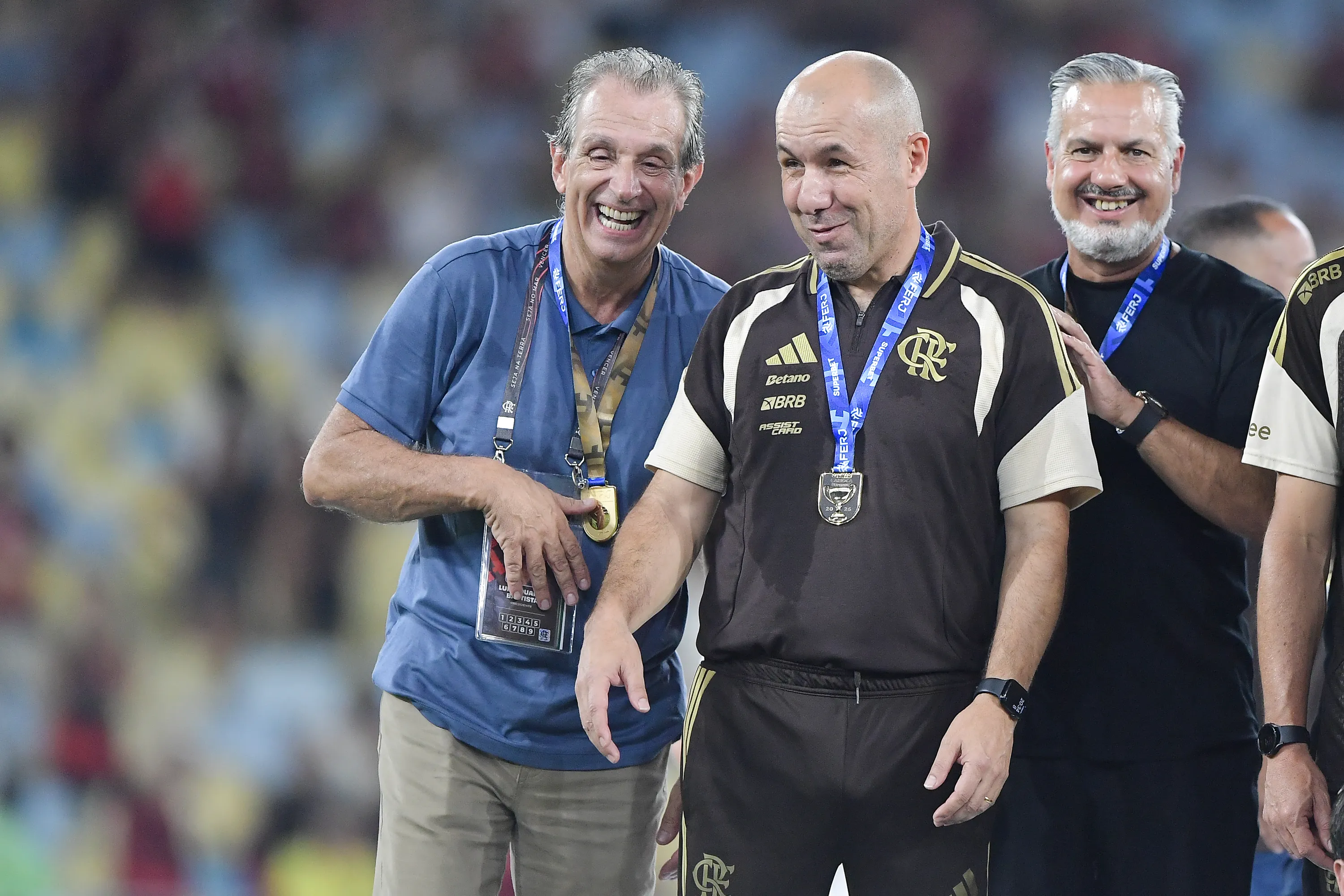 Leonardo Jardim, Bap e Boto dirigentes do Flamengo levanta a taca de campeao durante cerimonia de premiacao ao final da partida contra o Fluminense no estadio Maracana pela decisao do campeonato Carioca 2026. Foto: Thiago Ribeiro/AGIF