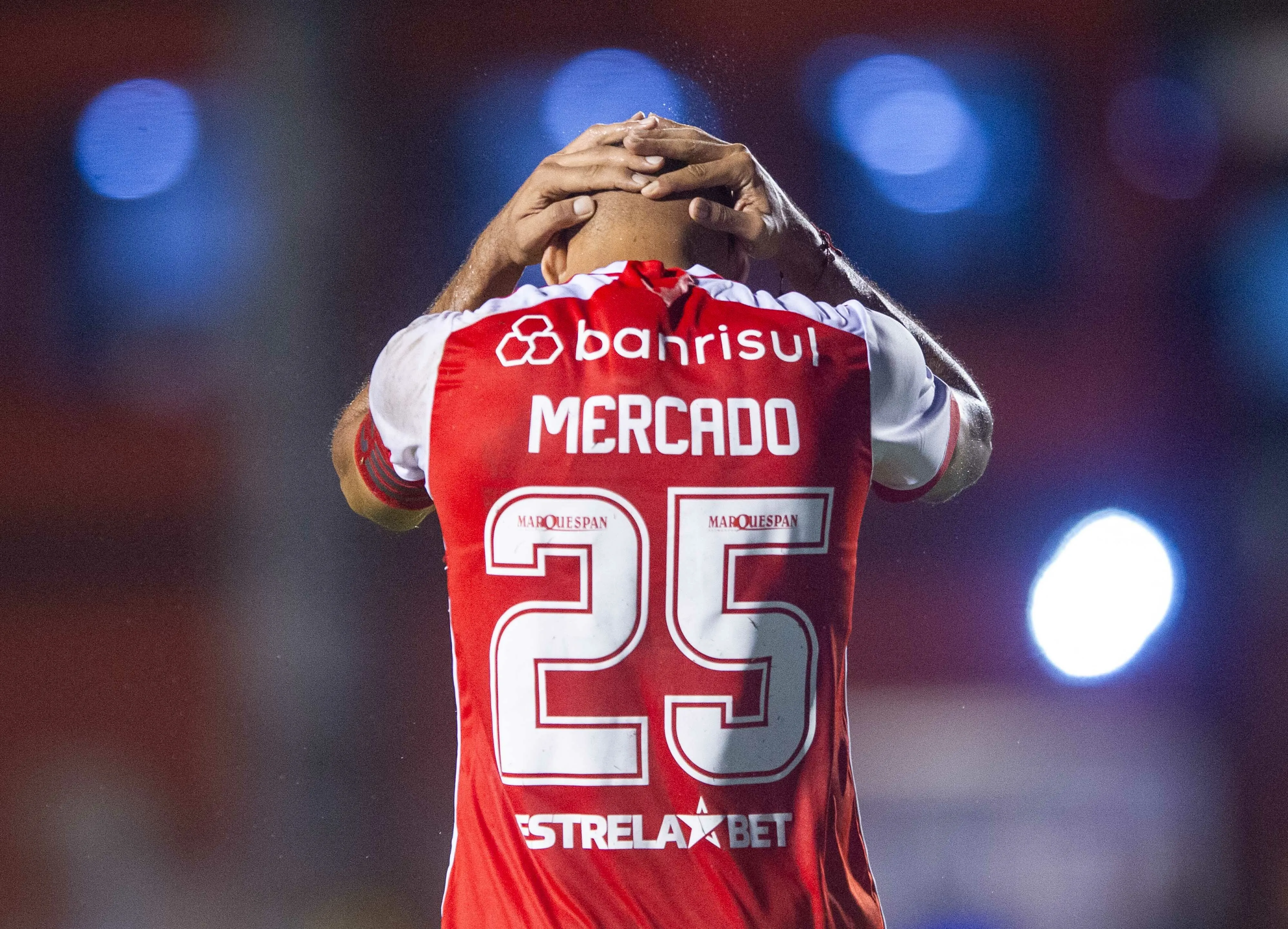 Zagueiro Gabriel Mercado é outro que pode deixar o Beira-Rio em dezembro – Foto: Jhony Pinho/AGIF