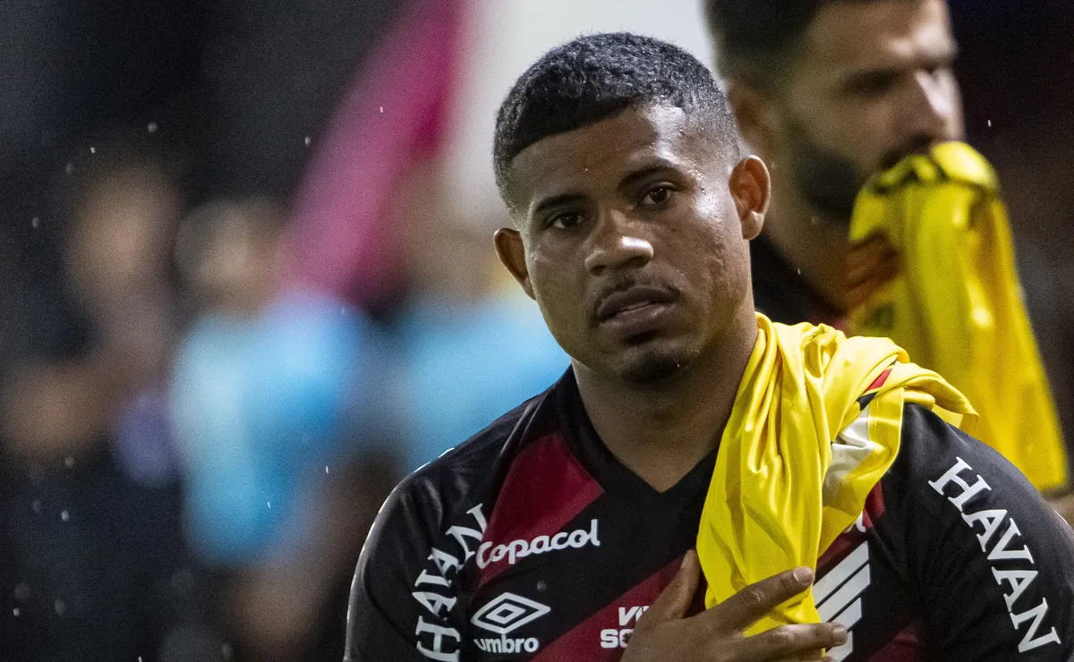 Sem “lei do ex”: Athletico evita pagar multa, e Gilberto não enfrenta o Palmeiras pelo Brasileiro