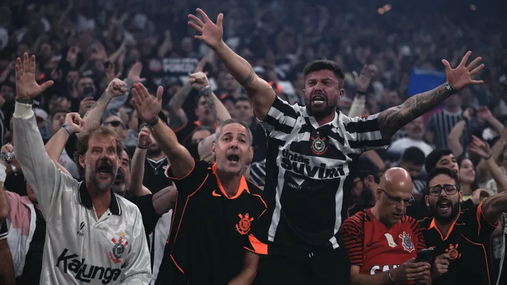 Torcida do Corinthians durante partida contra Palmeiras no estádio Arena Corinthians. Foto: Ettore Chiereguini/AGIF