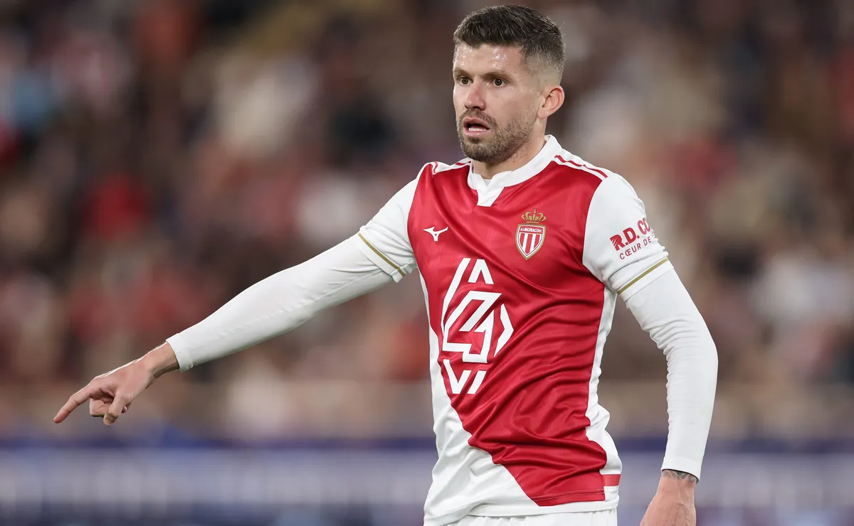 Flamengo avalia Caio Henrique, mas Mônaco planeja renovação e dificulta negócio pelo lateral