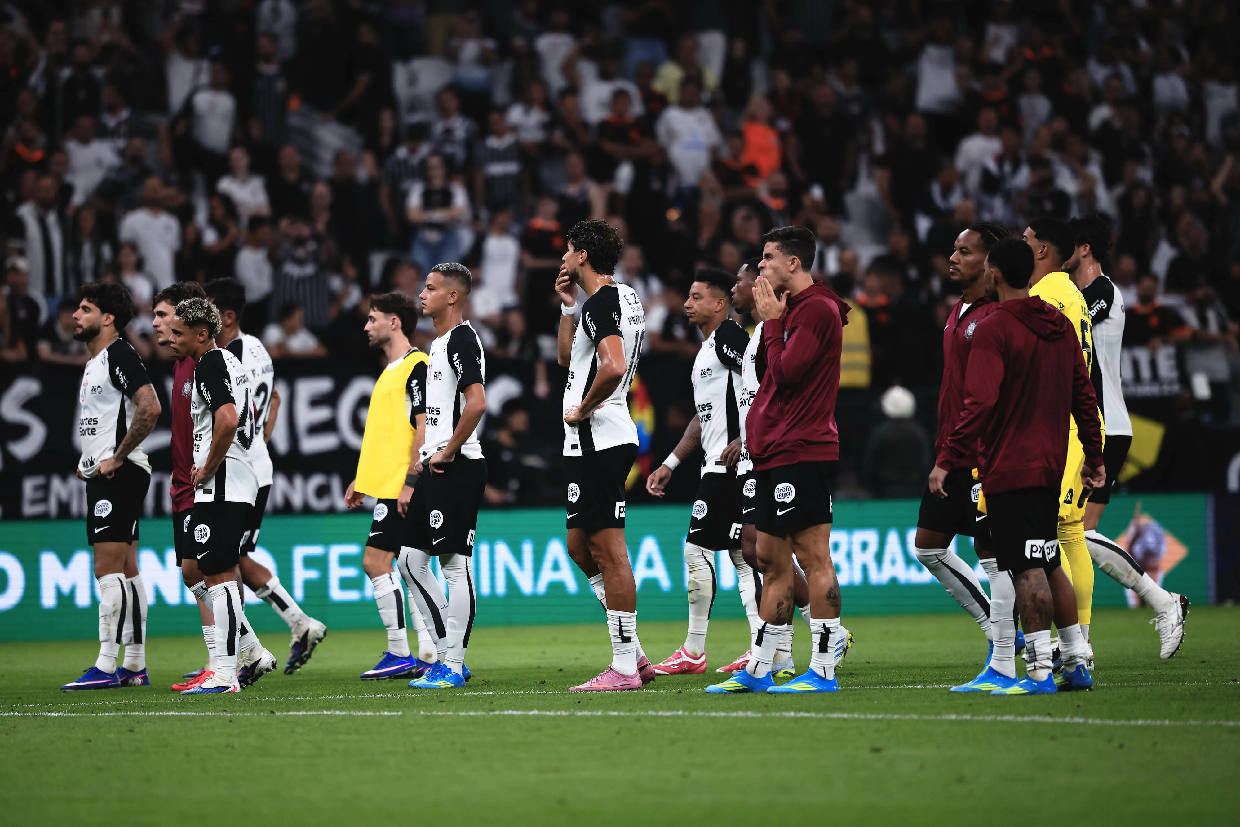 Jogadores do Corinthians lamentam derrota ao final da partida contra o Internacional no estadio Arena Corinthians pelo campeonato Brasileiro A 2026. Foto: Ettore Chiereguini/AGIF