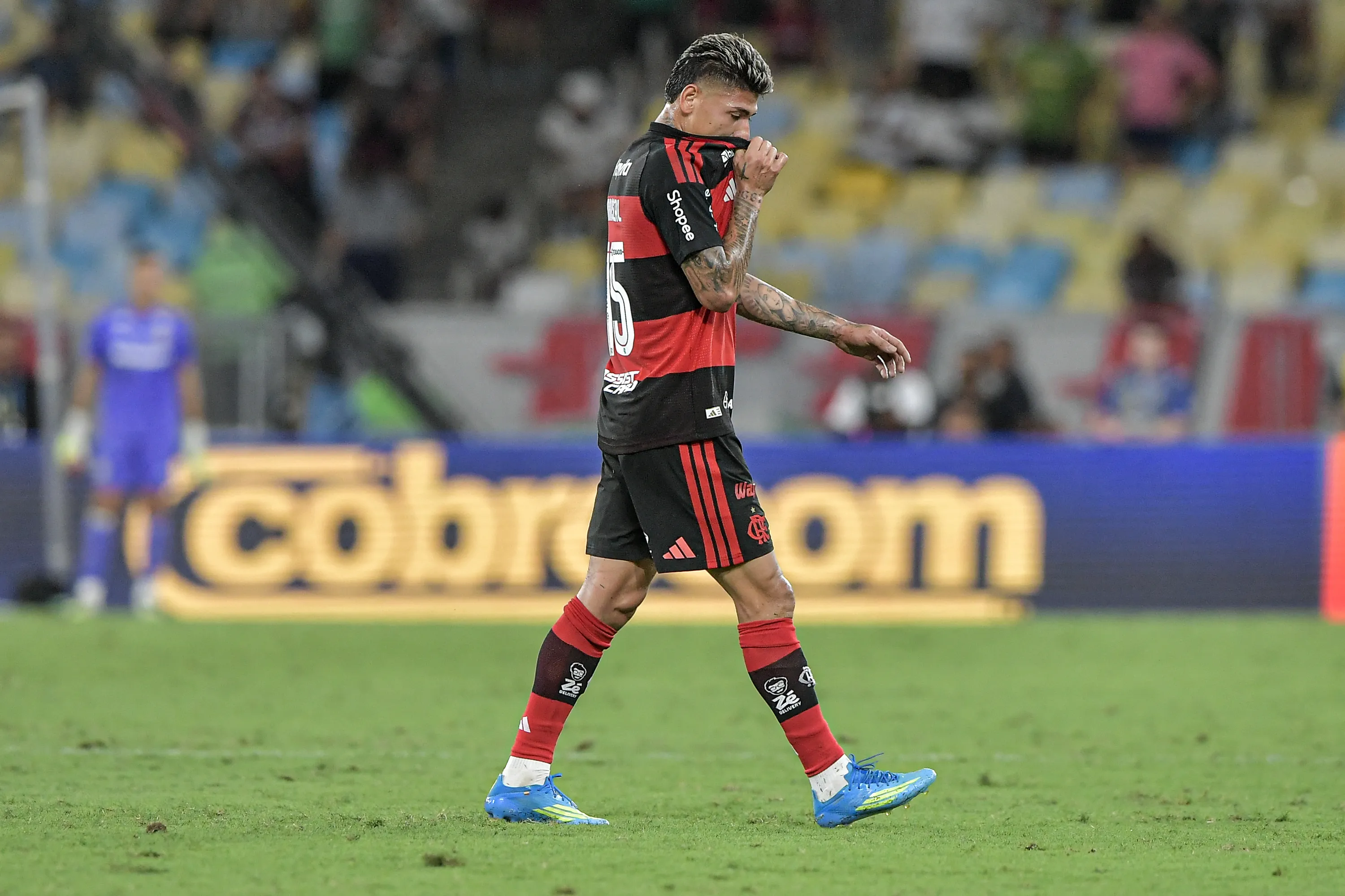 Carrascal é expulso contra o Fluminense. Foto: Thiago Ribeiro/AGIF