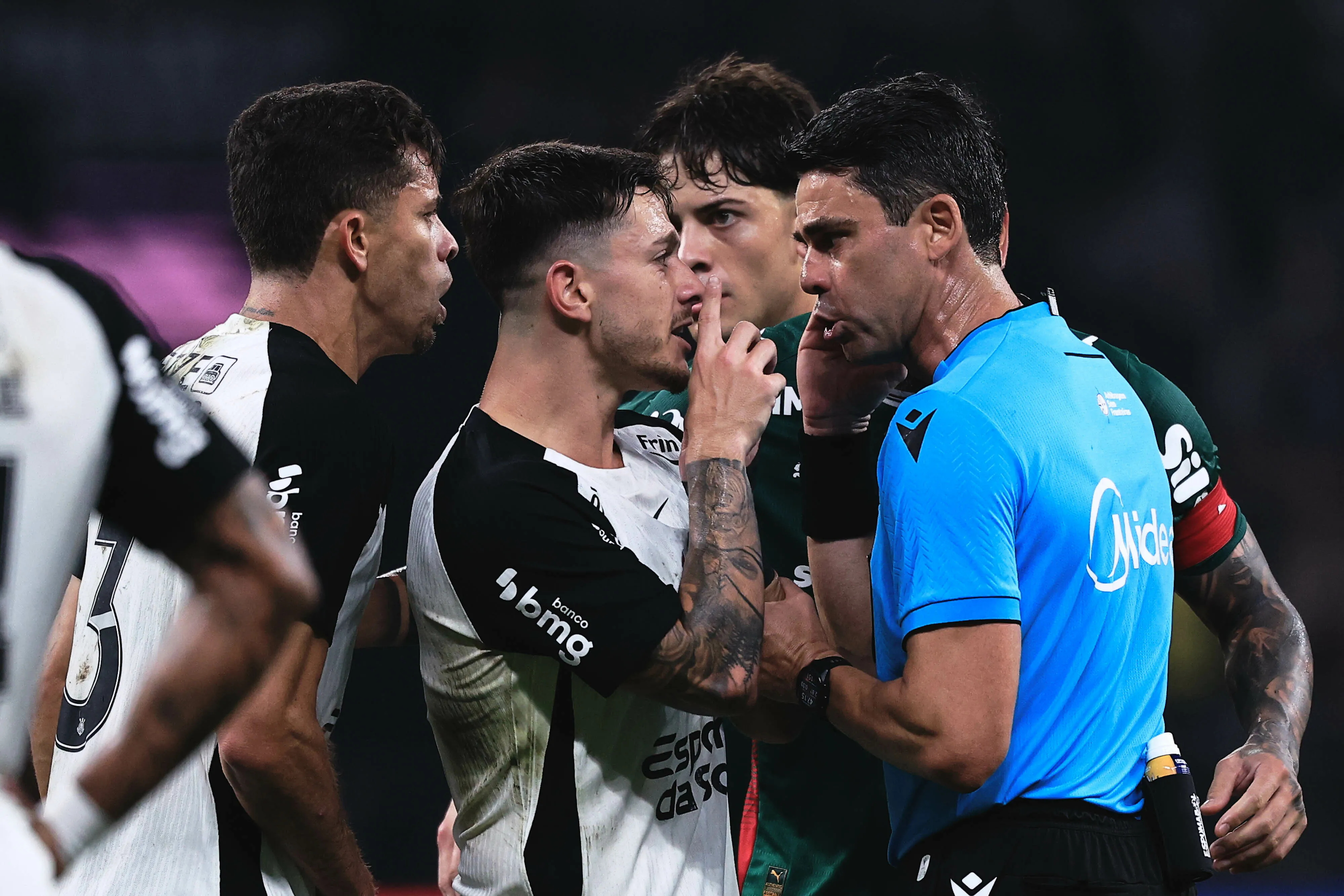 Confusões marcaram Corinthians x Palmeiras. Foto: Ettore Chiereguini/AGIF