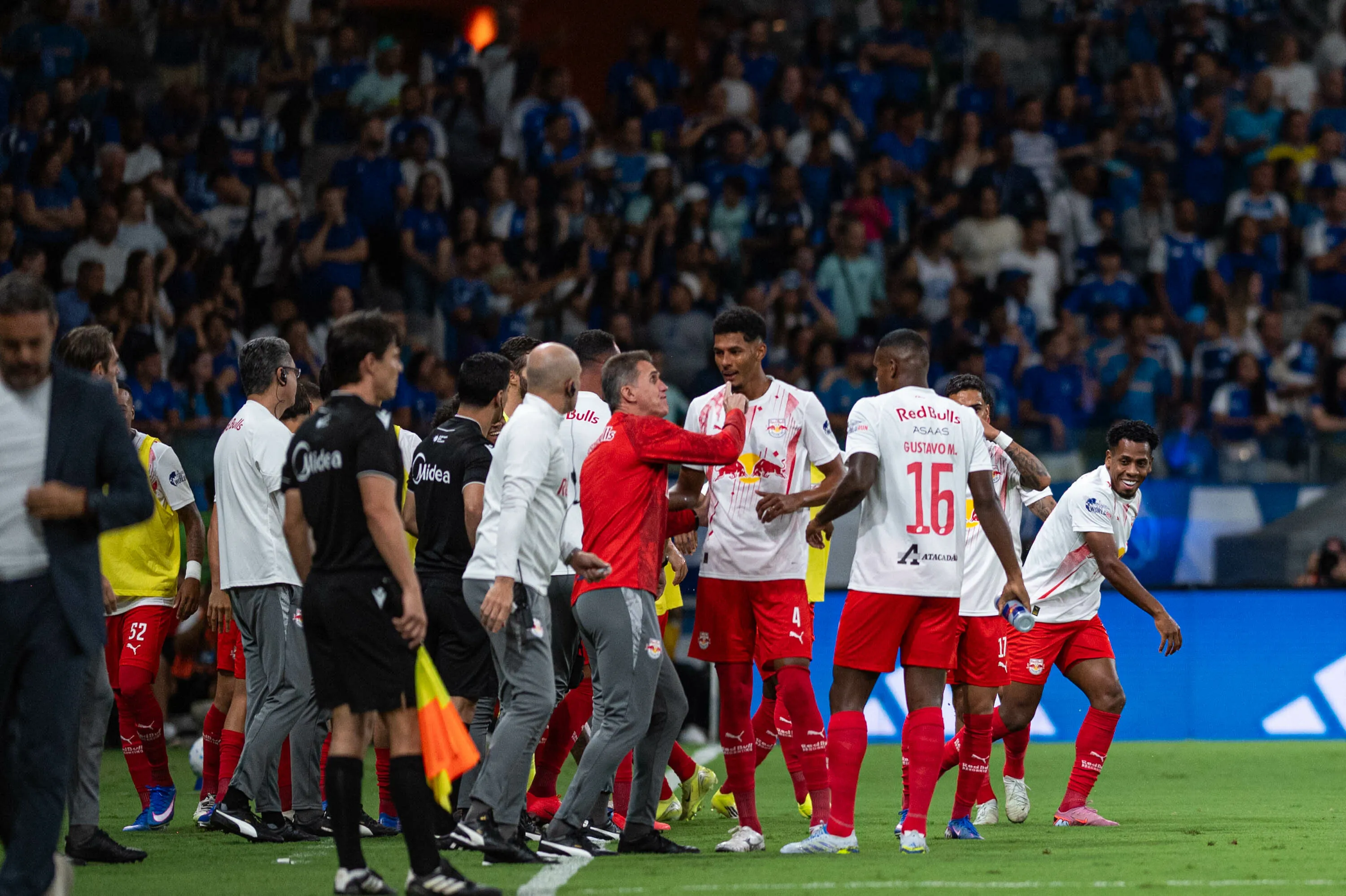 Andres Hurtado jogador do Bragantino comemora seu gol durante partida contra o Cruzeiro no estadio Mineirao pelo campeonato Brasileiro A 2026. Foto: Alessandra Torres/AGIF