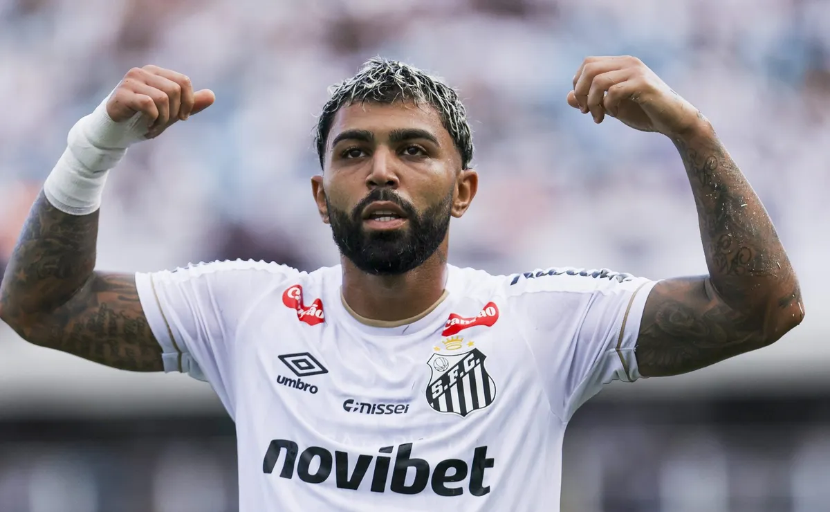 Gabigol ouve vaias na Vila Belmiro e ri ao ser substituído durante empate do Santos