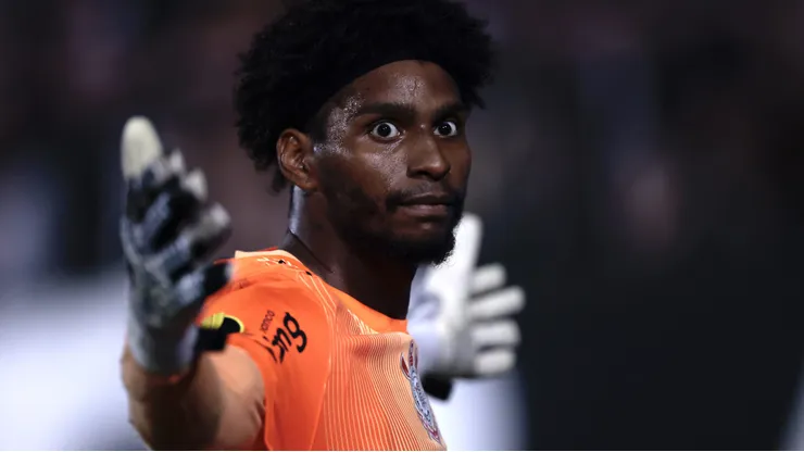 Hugo Souza foi denunciado pelo STJD.