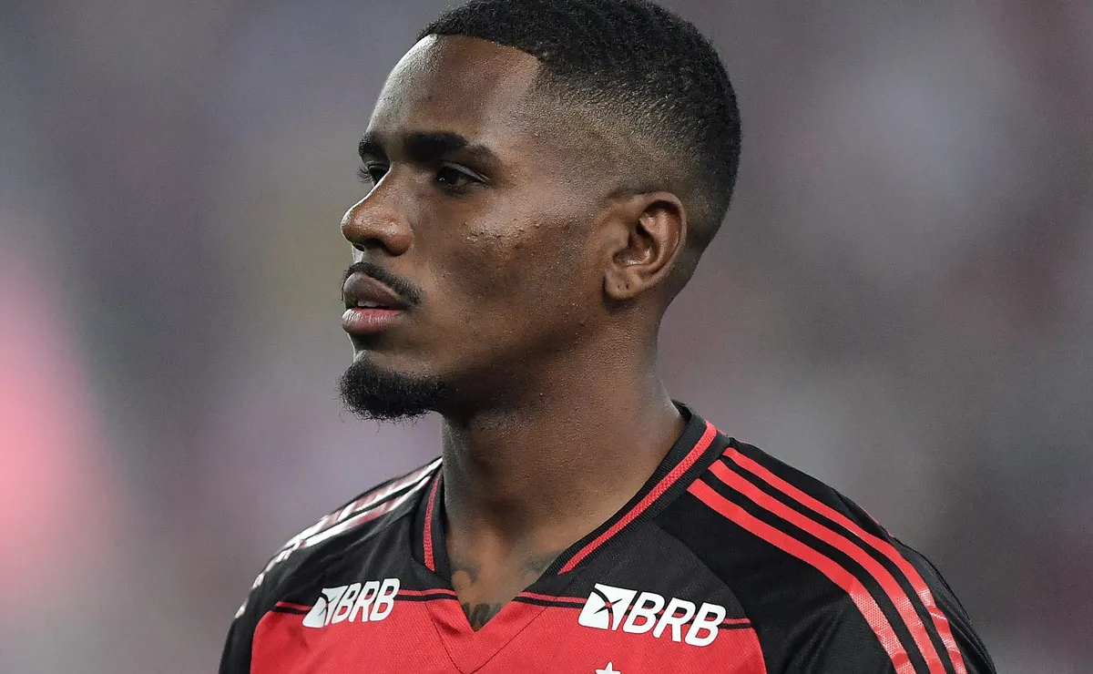 Postura de Evertton Araújo rende elogios internos no Flamengo após destaque nos treinos