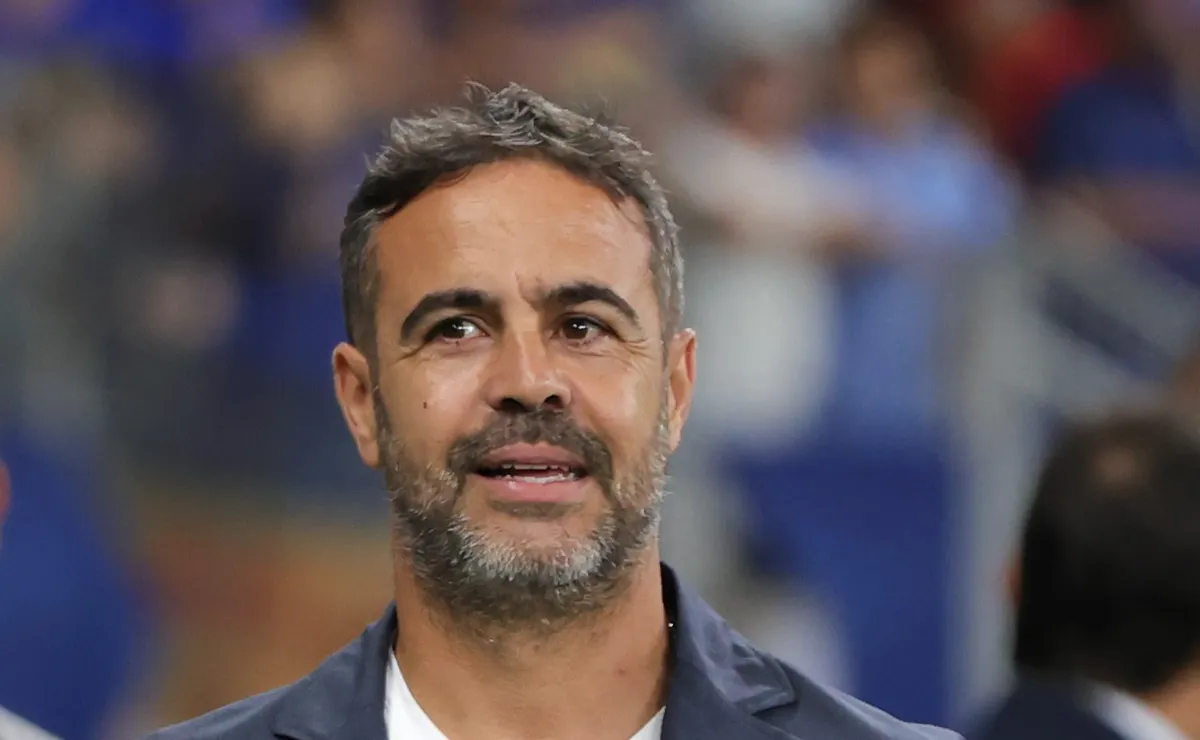 Artur Jorge conversa com Matheus Cunha e passa confiança ao goleiro do Cruzeiro