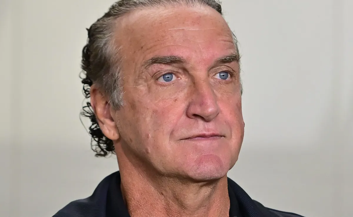 Cuca pede reforços de baixo custo e define alvos para o Santos no mercado