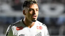 Gabriel Menino irá desfalcar o Santos na Sul-Americana - Foto: Jota Erre/AGIF