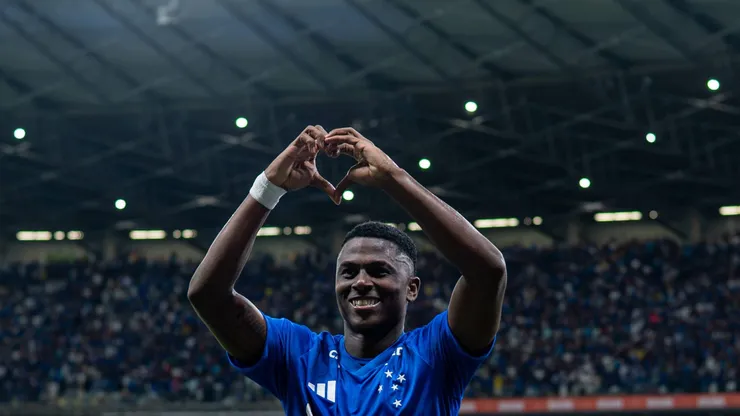Néiser Villarreal comemora seu gol no Cruzeiro.