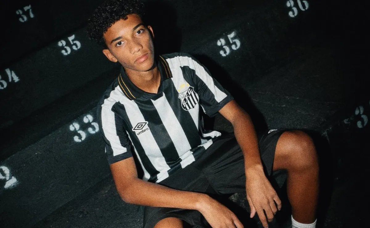 Santos divulga novo uniforme II para a temporada com novidades no design; veja como ficou