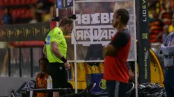 O arbitro Lucas Paulo Torezin faz consulta ao VAR (recurso de video) durante partida entre Sport e Avai no estadio Ilha do Retiro pelo campeonato Brasileiro B 2026.