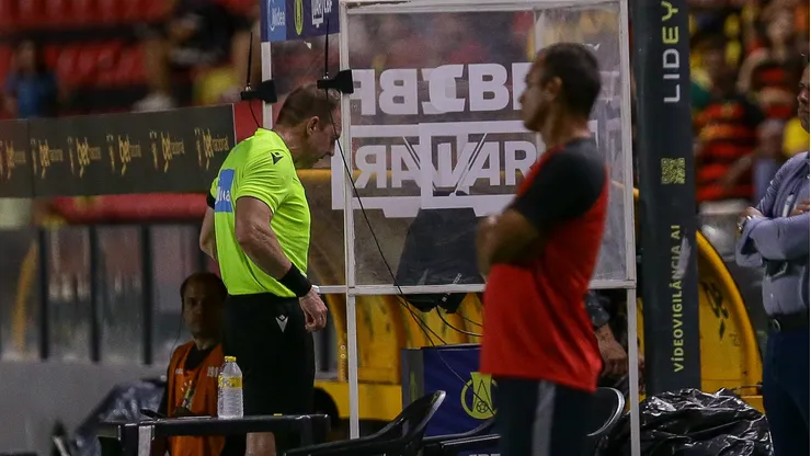 O arbitro Lucas Paulo Torezin faz consulta ao VAR (recurso de video) durante partida entre Sport e Avai no estadio Ilha do Retiro pelo campeonato Brasileiro B 2026.