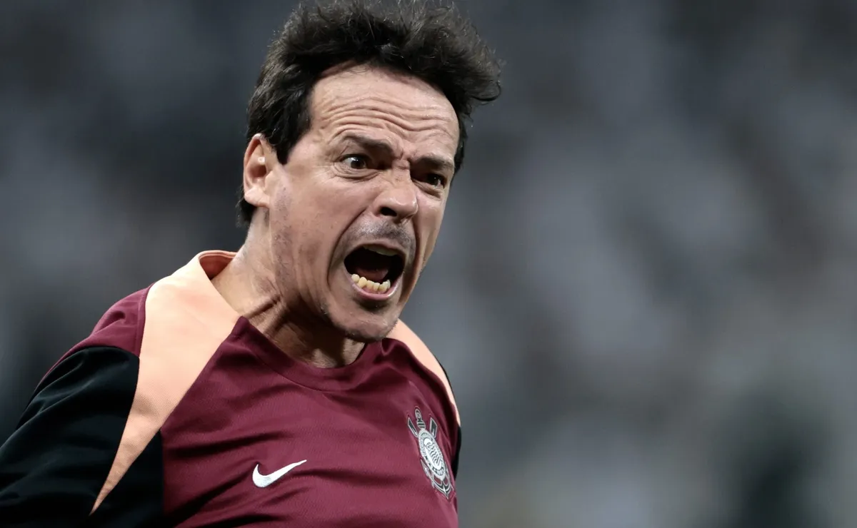 Fernando Diniz cobra Corinthians e exige definição sobre a recuperação de Memphis Depay