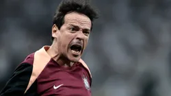 Fernando Diniz cobrou explicações do Corinthians.