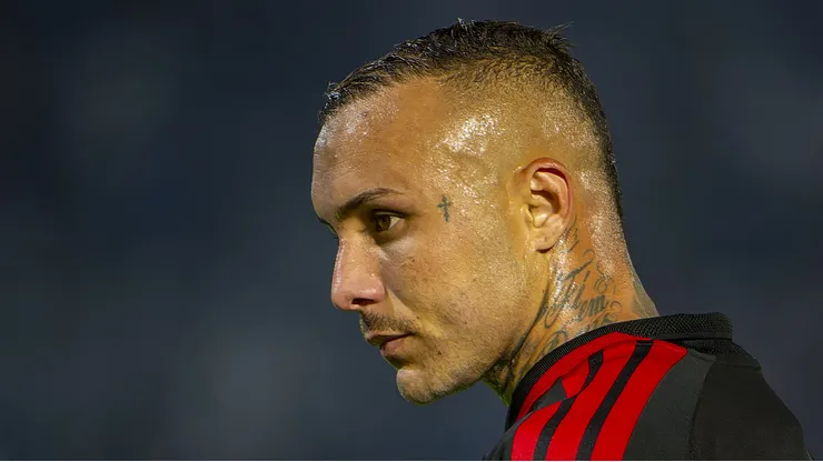 Cebolinha em campo com a camisa do CRF.