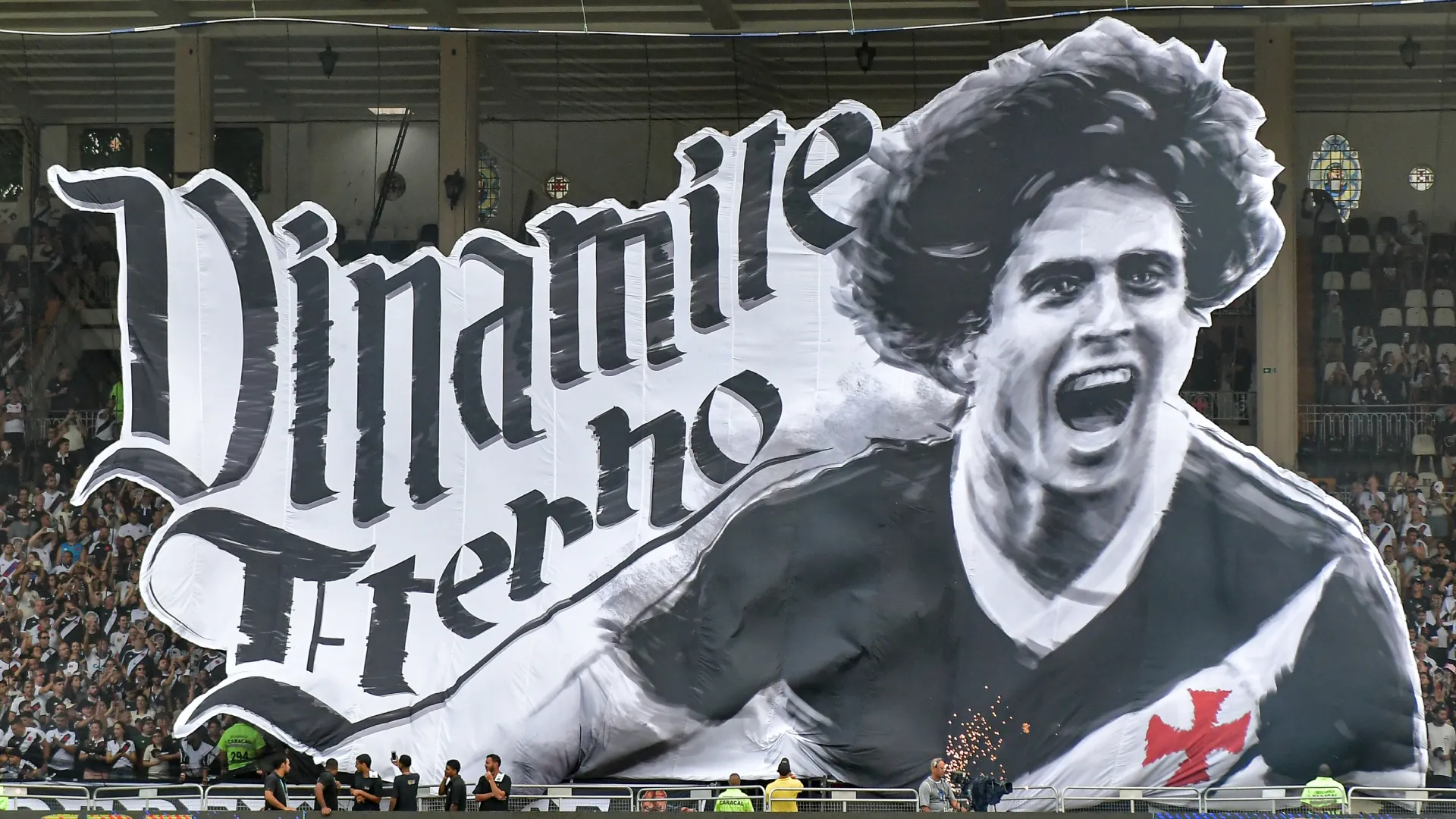 Torcida do Vasco já homenageou Roberto Dinamite – Foto: Thiago Ribeiro/AGIF